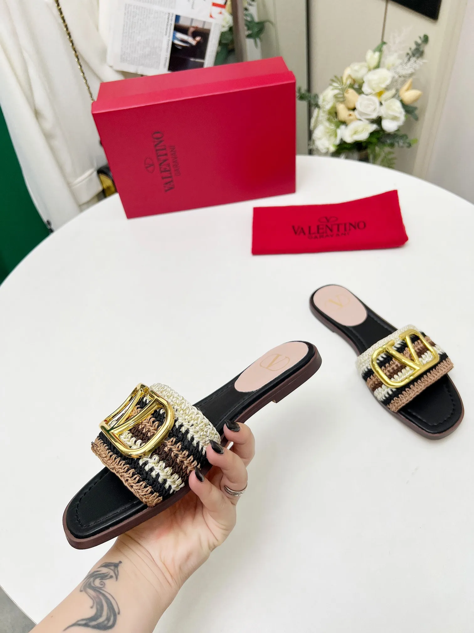 👟👟Ex-factory price 440👟👟 Genuine leather sole +30 🆕 Valentino👑👑 Latest series with perfect hand-woven details. A very eye-catching catwalk series launched [strong][strong] Code number: 35 to 43 (genuine leather sole +30)